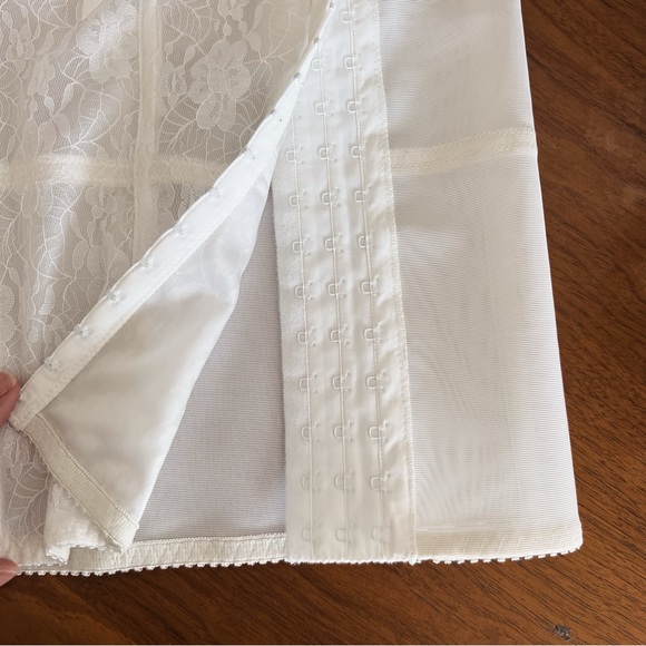 VINTAGE WHITE LACE SHAPE WEAR - Picture 5 of 8